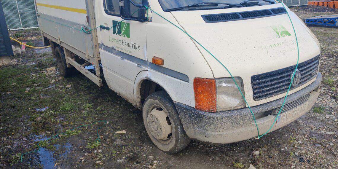 FOTO Primăria Siminicea a fost amendată cu 50.000 de lei pentru incendierea unor mormane de gunoi în locul numit ”Puțul sec”. O autoutilitară folosită la transportul deșeurilor a fost confiscată