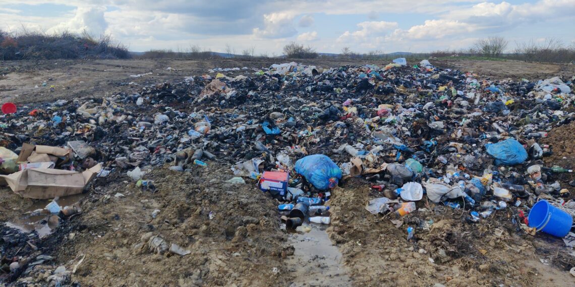 FOTO Primăria Siminicea a fost amendată cu 50.000 de lei pentru incendierea unor mormane de gunoi în locul numit ”Puțul sec”. O autoutilitară folosită la transportul deșeurilor a fost confiscată