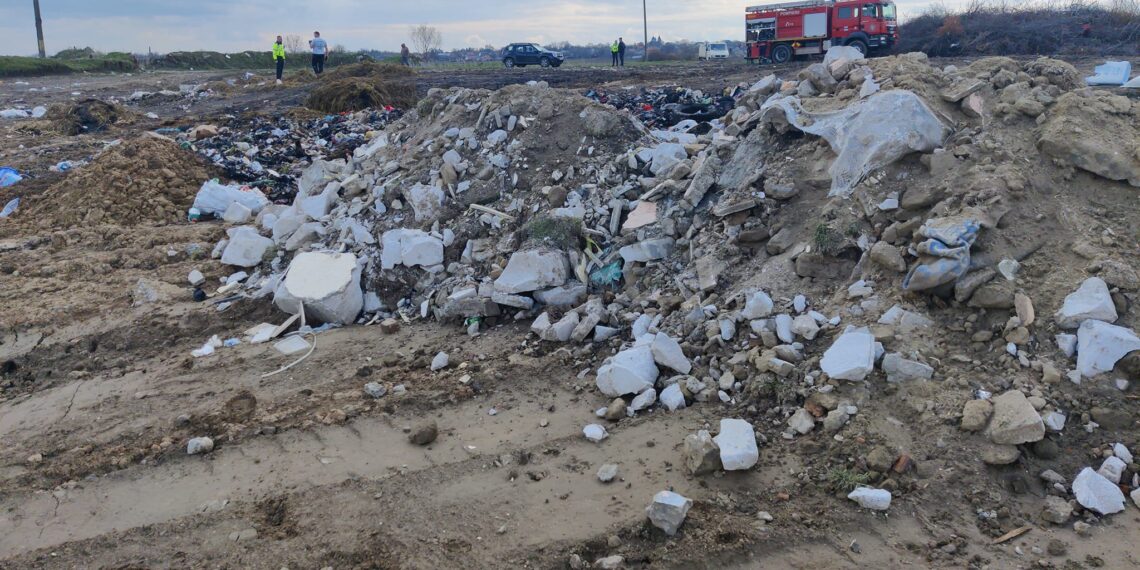 FOTO Primăria Siminicea a fost amendată cu 50.000 de lei pentru incendierea unor mormane de gunoi în locul numit ”Puțul sec”. O autoutilitară folosită la transportul deșeurilor a fost confiscată