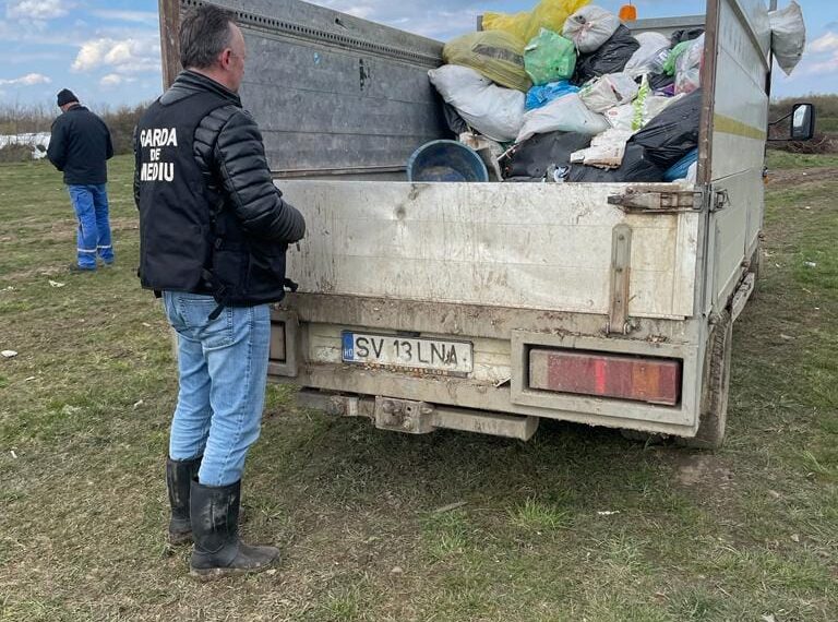 FOTO Primăria Siminicea a fost amendată cu 50.000 de lei pentru incendierea unor mormane de gunoi în locul numit ”Puțul sec”. O autoutilitară folosită la transportul deșeurilor a fost confiscată