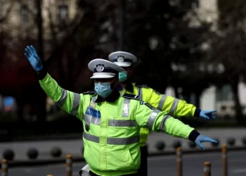 Un ieșean a încercat să-i păcălească pe polițiștii care l-au tras pe dreapta în cartierul Burdujeni. Individul le-a arătat oamenilor legii o fotografie cu un permis de conducere, iar pe urmă le-a spus că nu are permis