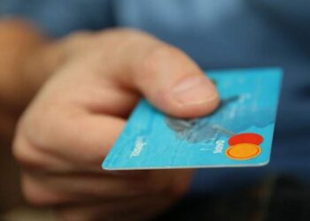 Închisoare cu suspendare pentru un bărbat care a găsit un card bancar în centrul municipiului Câmpulung Moldovenesc. Individul a jucat 50 de lei de pe card la pariuri sportive și și-a cumpărat chinezării de peste 450 de dolari