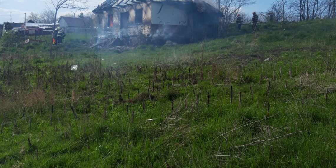 FOTO Incendiu la o casă din satul Bogata, comuna Baia, din cauza aprinderii focului în sobă cu diluant