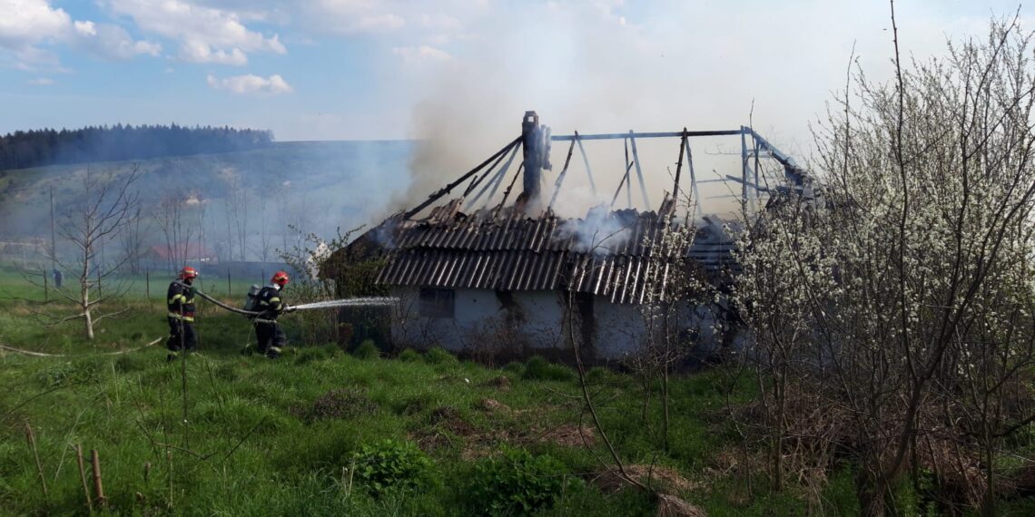 FOTO Incendiu la o casă din satul Bogata, comuna Baia, din cauza aprinderii focului în sobă cu diluant