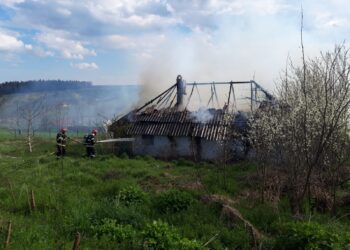 FOTO Incendiu la o casă din satul Bogata, comuna Baia, din cauza aprinderii focului în sobă cu diluant