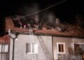 FOTO Un bărbat din Câmpulung Moldovenesc a fost găsit carbonizat în locuința sa, după ce aceasta a luat foc. Flăcările s-au extins și la o locuință învecină