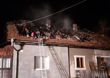 FOTO Un bărbat din Câmpulung Moldovenesc a fost găsit carbonizat în locuința sa, după ce aceasta a luat foc. Flăcările s-au extins și la o locuință învecină