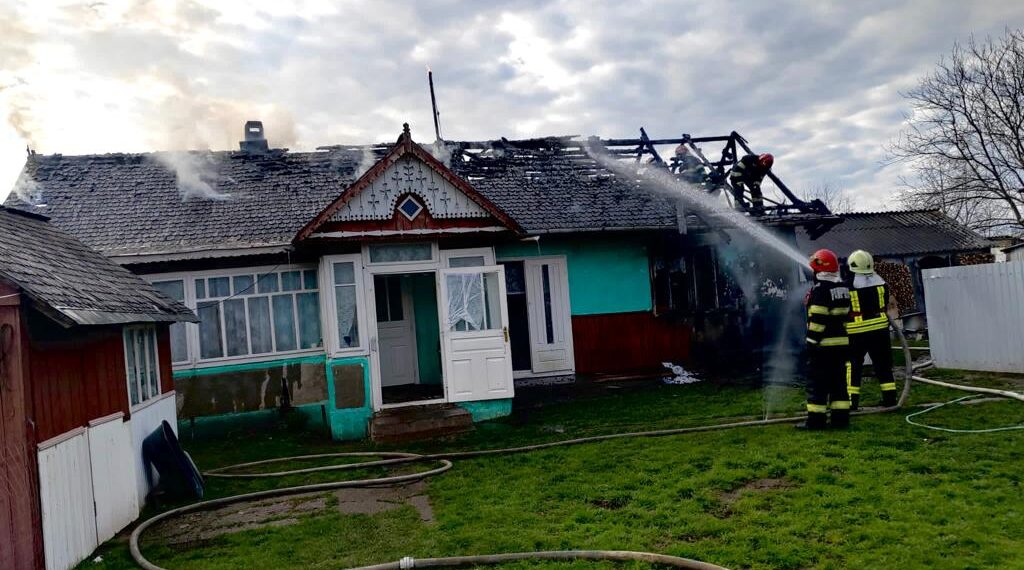 FOTO Un bărbat din Fântâna Mare a ajuns la spital cu arsuri pe corp, după ce i-a luat foc casa. În timpul incendiului o femeie a suferit un atac de panică