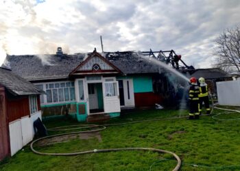 FOTO Un bărbat din Fântâna Mare a ajuns la spital cu arsuri pe corp, după ce i-a luat foc casa. În timpul incendiului o femeie a suferit un atac de panică