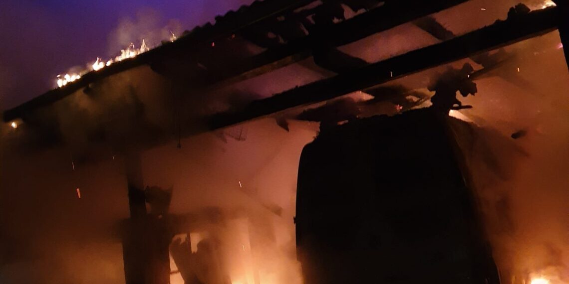 FOTO Incendiu la o gospodărie din Frasin. Focul a făcut scrum un garaj și două autovehicule