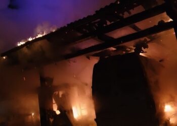 FOTO Incendiu la o gospodărie din Frasin. Focul a făcut scrum un garaj și două autovehicule