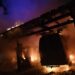 FOTO Incendiu la o gospodărie din Frasin. Focul a făcut scrum un garaj și două autovehicule