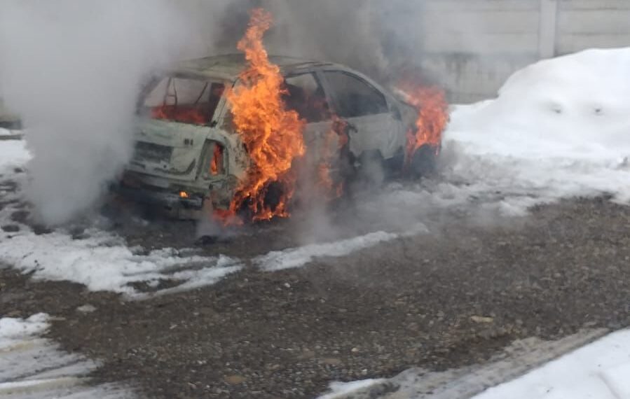 FOTO Autoturism cuprins de flăcări, în localitatea Straja