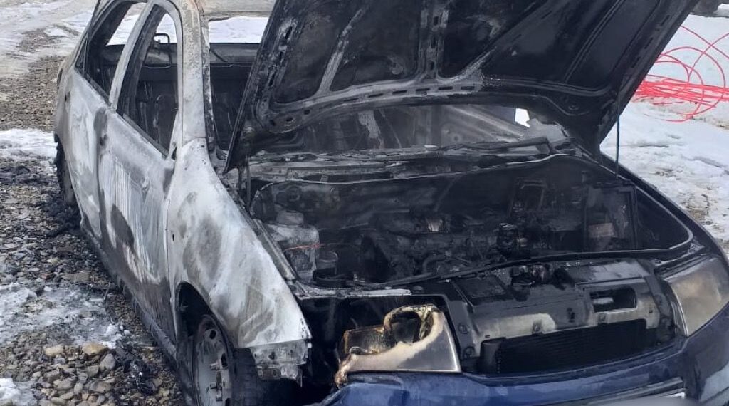 FOTO Autoturism cuprins de flăcări, în localitatea Straja