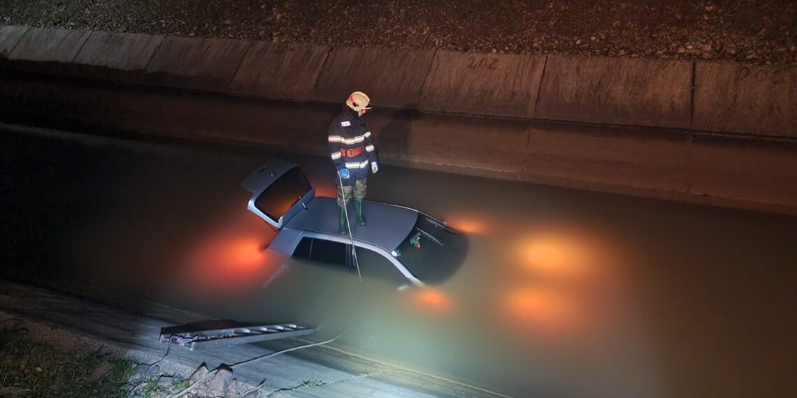 FOTO Un tânăr de 27 de ani a ”aterizat” cu mașina în râul Suceava, pe raza localității Bilca