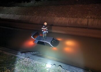 FOTO Un tânăr de 27 de ani a ”aterizat” cu mașina în râul Suceava, pe raza localității Bilca
