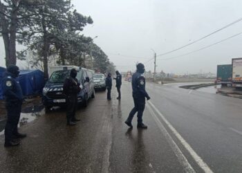 Parchetul European a efectuat mai multe percheziții la domiciliile unor vameși din Suceava, într-un dosar de fraudă vamală cu tutun. În urmă cu vreo șase ani 50 de transporturi cu tutun prelucrat au fost declarate în tranzit, deși erau goale