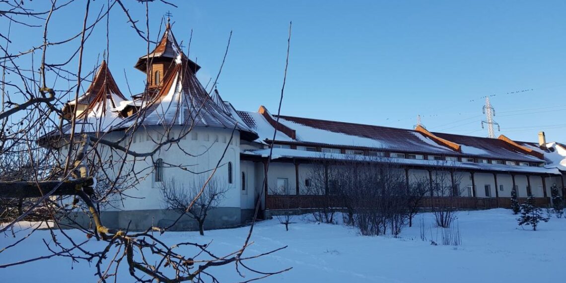 O bătrână de 87 de ani a ajuns la spital, după ce a căzut de pe acoperișul căminului de bătrâni ”Sf. Ioan cel Nou” Suceava. Victima s-a urcat pe acoperiș pe la ora 5 dimineața, în Vinerea Mare