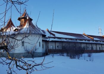 O bătrână de 87 de ani a ajuns la spital, după ce a căzut de pe acoperișul căminului de bătrâni ”Sf. Ioan cel Nou” Suceava. Victima s-a urcat pe acoperiș pe la ora 5 dimineața, în Vinerea Mare