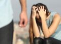 Un an și patru luni de închisoare cu executare pentru un rădăuțean care și-a terorizat fosta iubită, după ce a bătut-o și a strâns-o de gât pe stradă