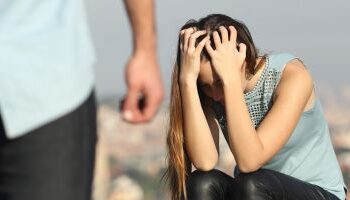 Un an și patru luni de închisoare cu executare pentru un rădăuțean care și-a terorizat fosta iubită, după ce a bătut-o și a strâns-o de gât pe stradă