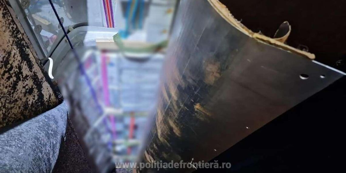 FOTO Doi șoferi au rămas fără țigări de contrabandă și fără microbuze, după ce polițiștii de frontieră din PTF Siret le-au venit de hac