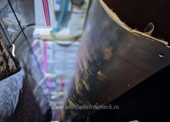 FOTO Doi șoferi au rămas fără țigări de contrabandă și fără microbuze, după ce polițiștii de frontieră din PTF Siret le-au venit de hac