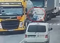 VIDEO Un șofer de camion din Suceava a dat cu mașina peste o femeie care traversa regulamentar o stradă din Râmnicu Sărat. Suceveanul i-a fost suspendat permisul de conducere pentru 60 de zile