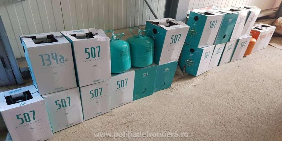 FOTO Freon în valoare de 6.200 lei, depistat într-un microbuz în PTF Vicovu de Sus