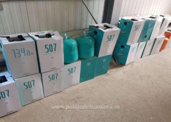 FOTO Freon în valoare de 6.200 lei, depistat într-un microbuz în PTF Vicovu de Sus