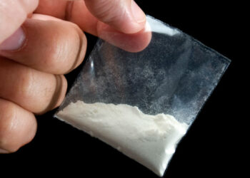 Un tânăr a fost condamnat definitiv la opt luni de închisoare cu suspendare pentru că a fost prins cu 0,27 grame de cocaină ”îndoită” cu paracetamol asupra sa. Polițiștii l-au controlat pe raza localității Măneuți din Frătăuții Vechi