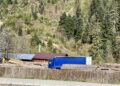 VIDEO Activistul de mediu Daniel Bodnar le-a mai servit polițiștilor un camion care a transportat ilegal material lemnos. Șoferul a fost amendat cu 4.000 de lei