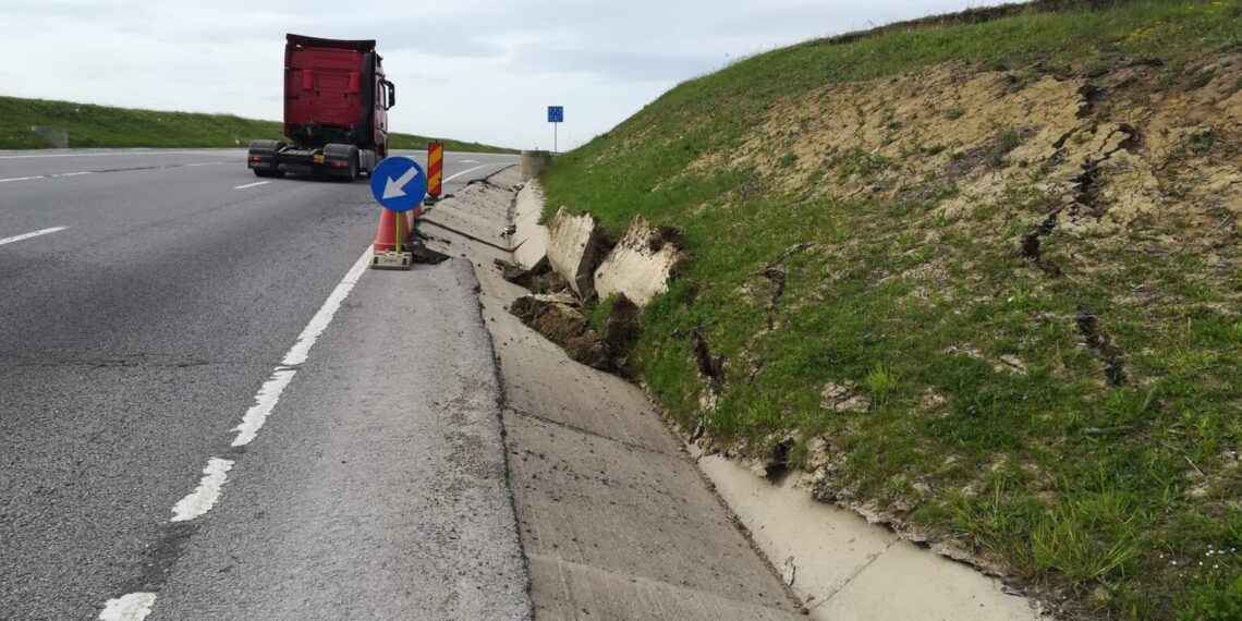 VIDEO DRDP Iași a îndepărtat materialele desprinse în urma alunecării de teren produse pe varianta ocolitoare a municipiului Suceava