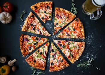 Bucura-te de gusturile autentice italienesti la tine acasa cu serviciul de comandat pizza
