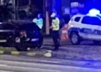 VIDEO Un șofer cherchelit s-a proptit cu BMW-ul într-o bordură din municipiul Suceava. Individul a căzut pe spate în timp ce discuta cu polițiștii