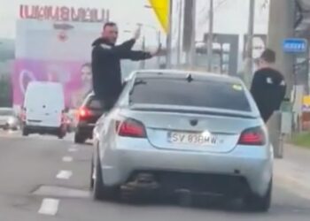 VIDEO Aerul de oraș nu le-a priit mai multor cheflii de la țară. Polițiștii suceveni i-au ”premiat” cu circa 3.500 de lei pe cei trei tineri cocoțați pe geamurile unei mașini care circula prin municipiul Suceava