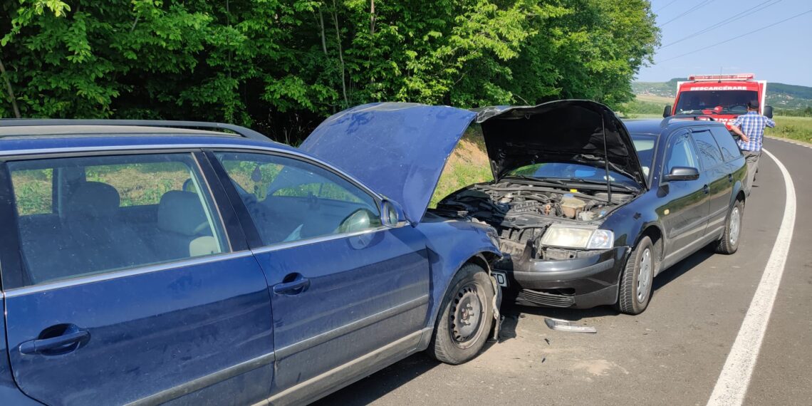 FOTO Accident rutier între două autoturisme, pe raza localității Adâncata. Doi adulți și un minor au ajuns la spital