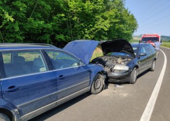 FOTO Accident rutier între două autoturisme, pe raza localității Adâncata. Doi adulți și un minor au ajuns la spital