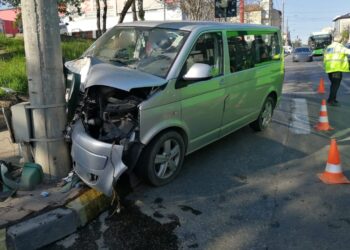 FOTO Un autovehicul s-a oprit într-un stâlp din zona Iric. O femeie și patru copii au ajuns la spital