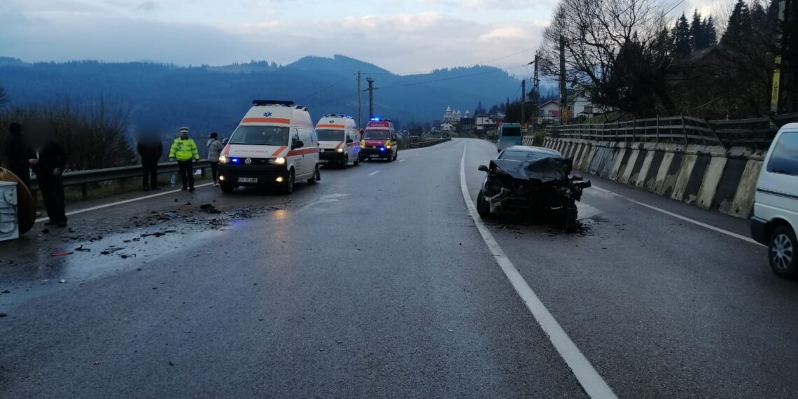 FOTO Doi adulți și doi minori au ajuns la spital, după un accident rutier în zona Pasului Mestecăniș