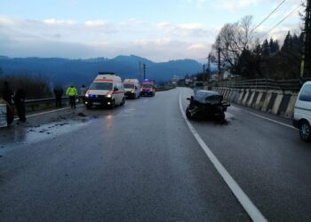 FOTO Doi adulți și doi minori au ajuns la spital, după un accident rutier în zona Pasului Mestecăniș