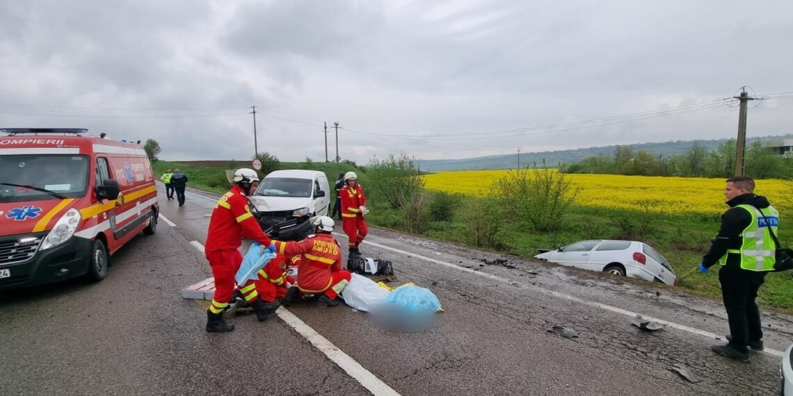 FOTO Accident rutier pe raza localității Pătrăuți. Un bărbat și-a pierdut viața și o altă persoană a fost transportată la spital