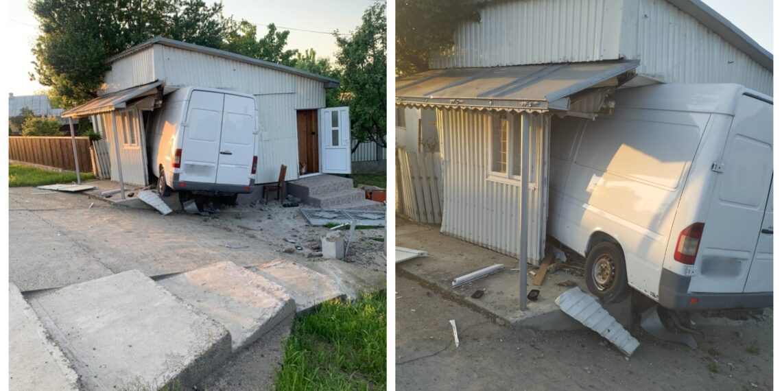 FOTO O autoutilitară s-a izbit într-o anexă gospodărească de pe raza localității Plopeni. Șoferul a rămas încarcerat