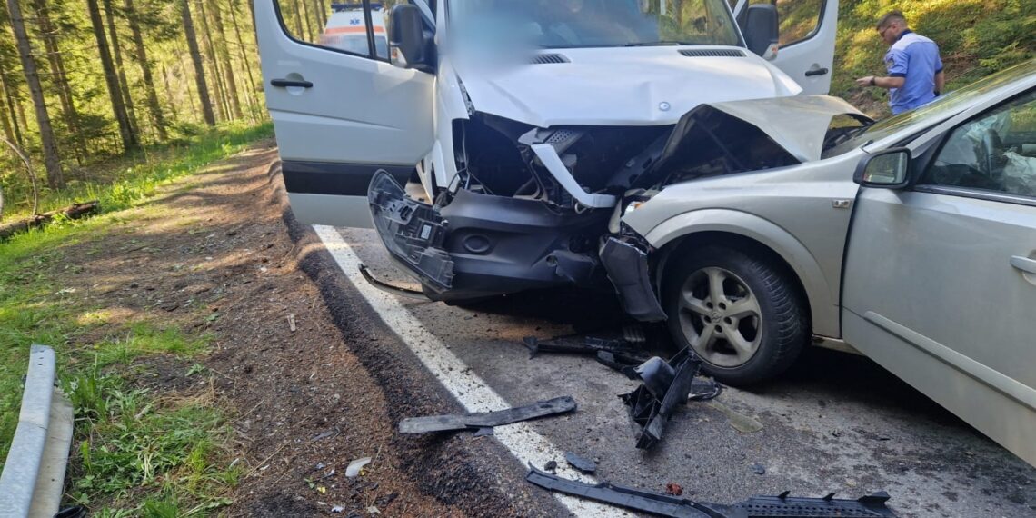 VIDEO Accident rutier între un autoturism și un microbuz care transporta copii, pe raza localității Sadova. 15 persoane au fost implicate în evenimentul rutier