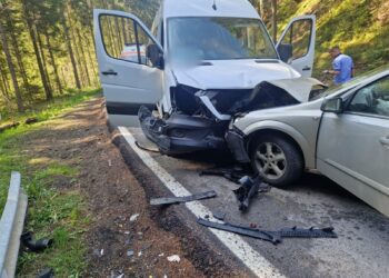 VIDEO Accident rutier între un autoturism și un microbuz care transporta copii, pe raza localității Sadova. 15 persoane au fost implicate în evenimentul rutier