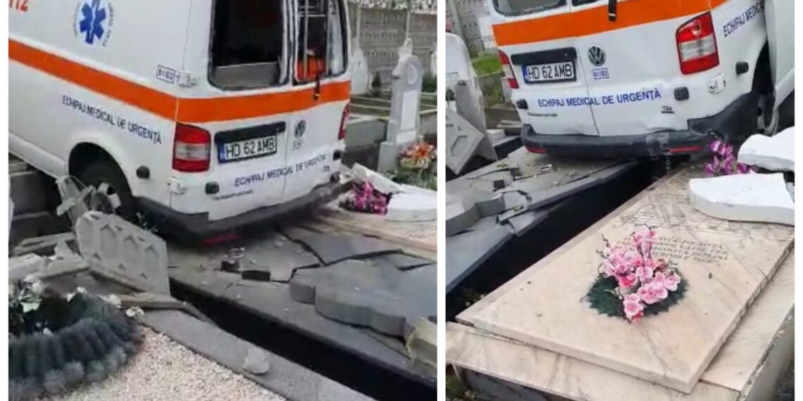 VIDEO O ambulanță a făcut prăpăd într-un cimitir. Șoferul a uitat să tragă frâna de mână în timpul unei intervenții