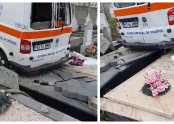 VIDEO O ambulanță a făcut prăpăd într-un cimitir. Șoferul a uitat să tragă frâna de mână în timpul unei intervenții