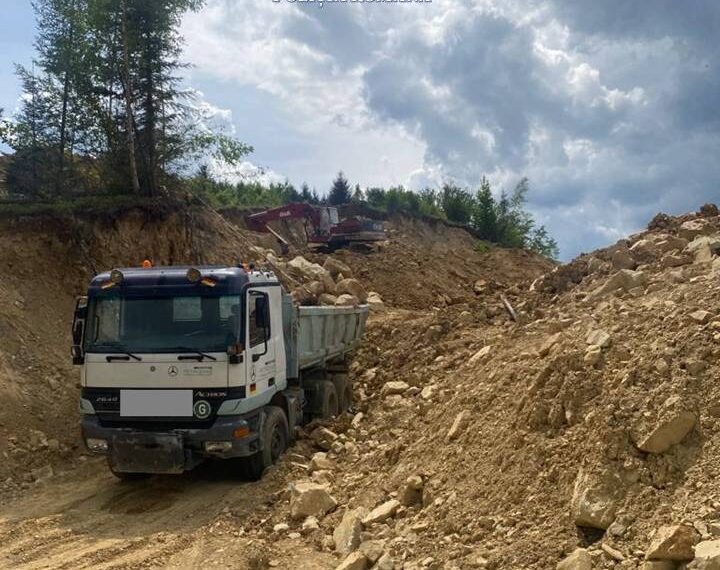 FOTO Polițiștii suceveni au suspendat dreptul de utilizare a unui camion care transporta zeci de metri cubi de material lemnos. Șoferul a refuzat cântărirea autoutilitarei