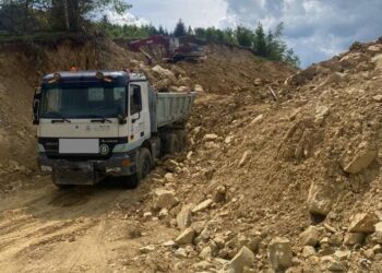 FOTO Polițiștii suceveni au suspendat dreptul de utilizare a unui camion care transporta zeci de metri cubi de material lemnos. Șoferul a refuzat cântărirea autoutilitarei