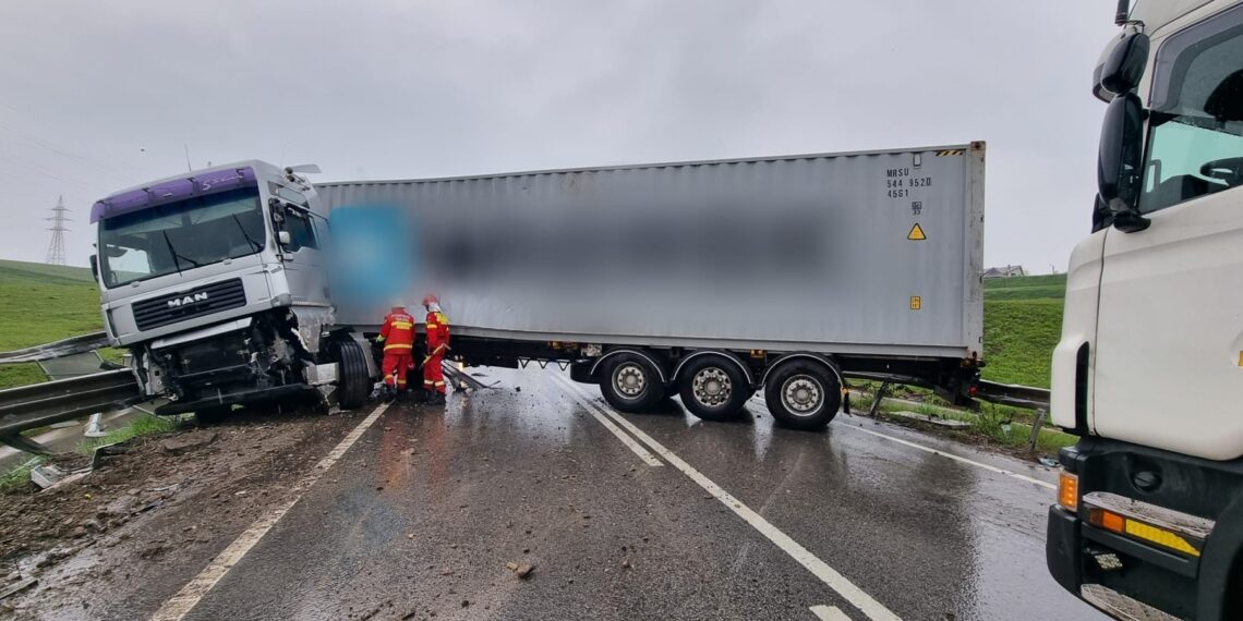 FOTO Accident pe șoseaua de centură a Sucevei. Un camion a fost scăpat de sub control